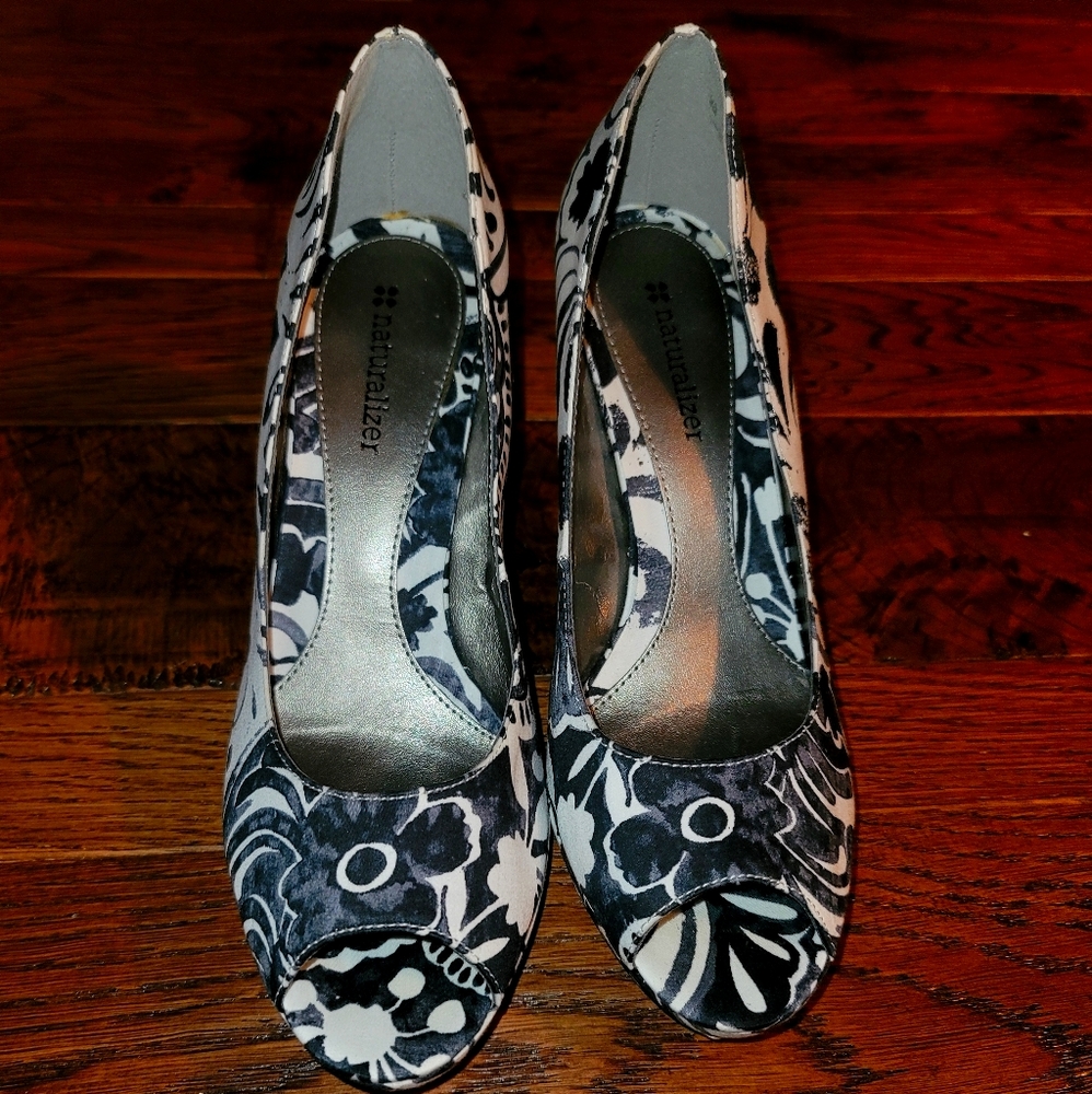 Naturalizer Black and White Paisley Heels